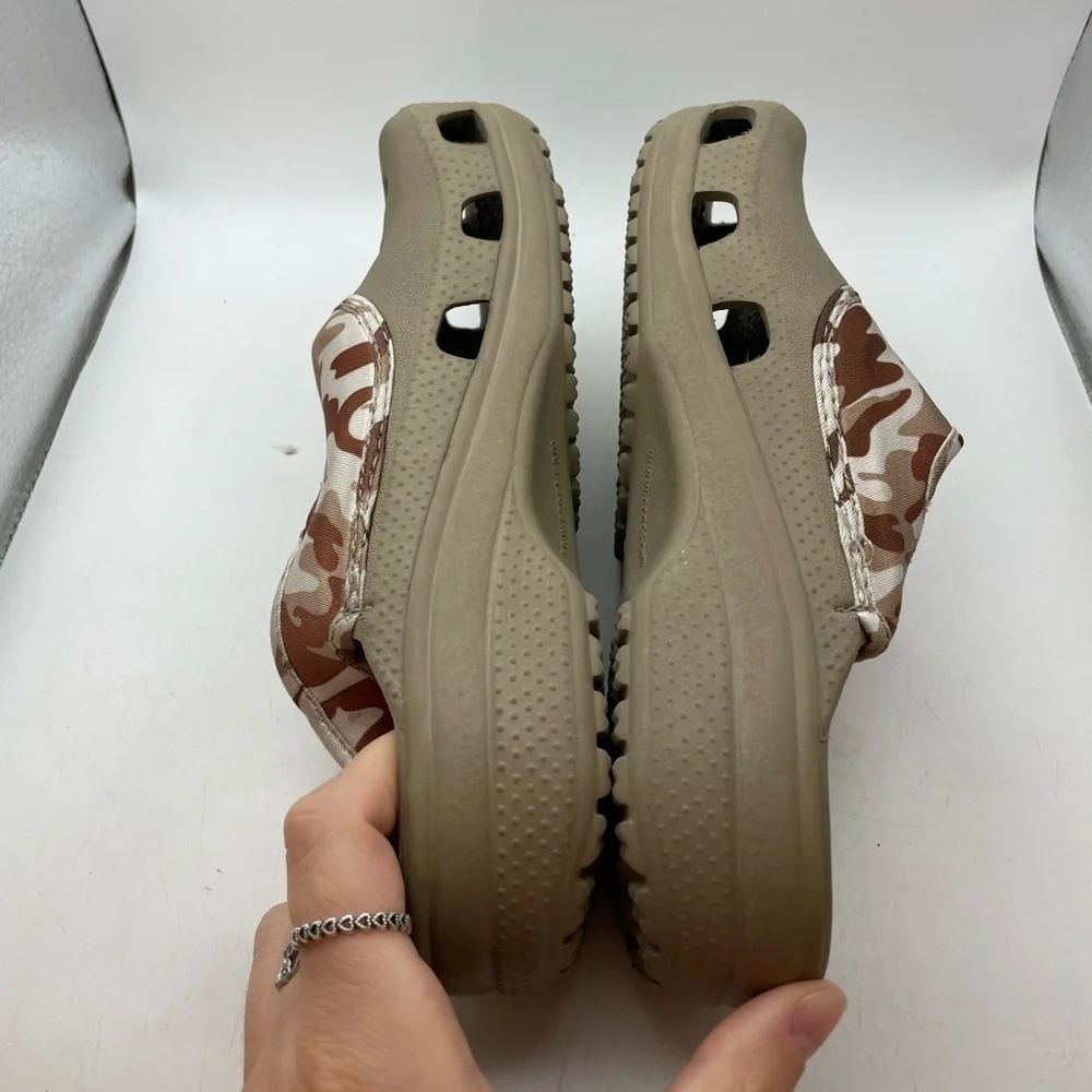 Crocs women’s tan clogs size 5 - Picture 7 of 9